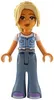 frnd0811 - LEGO Friends Sara minifigura, fehér pólóban, világoskék mellényben, farmerban